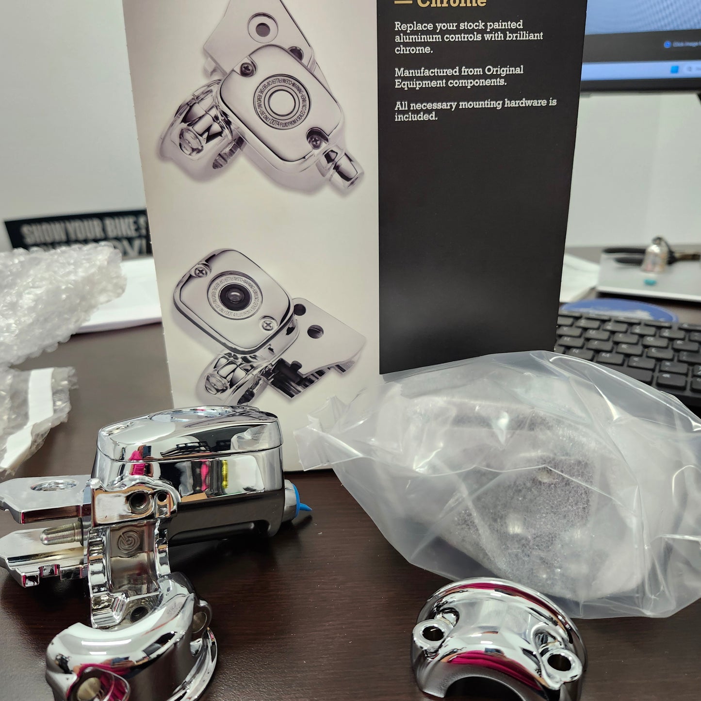 Chrome front brake master cylinder with cover and clamp(right hand control side)
Chrome Clutch master cylinder reservoir with cover and clamp.(Left hand control side)
This kit part number is obsolete.
Fits 2017-2020 touring and 2019-2020 trike models