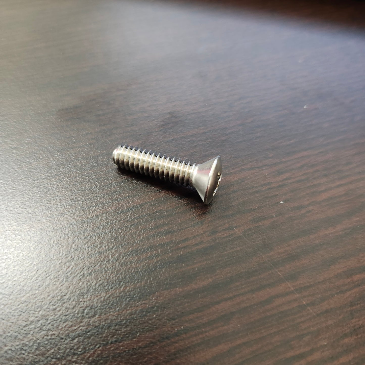 #1357W Passenger backrest pad mounting screw/XL side cover screw
Genuine Harley-Davidson product
Fits: 1987-1990 softail and dyna models
Fits: 1991-1997 XL models
Contact the store for exact fitment
