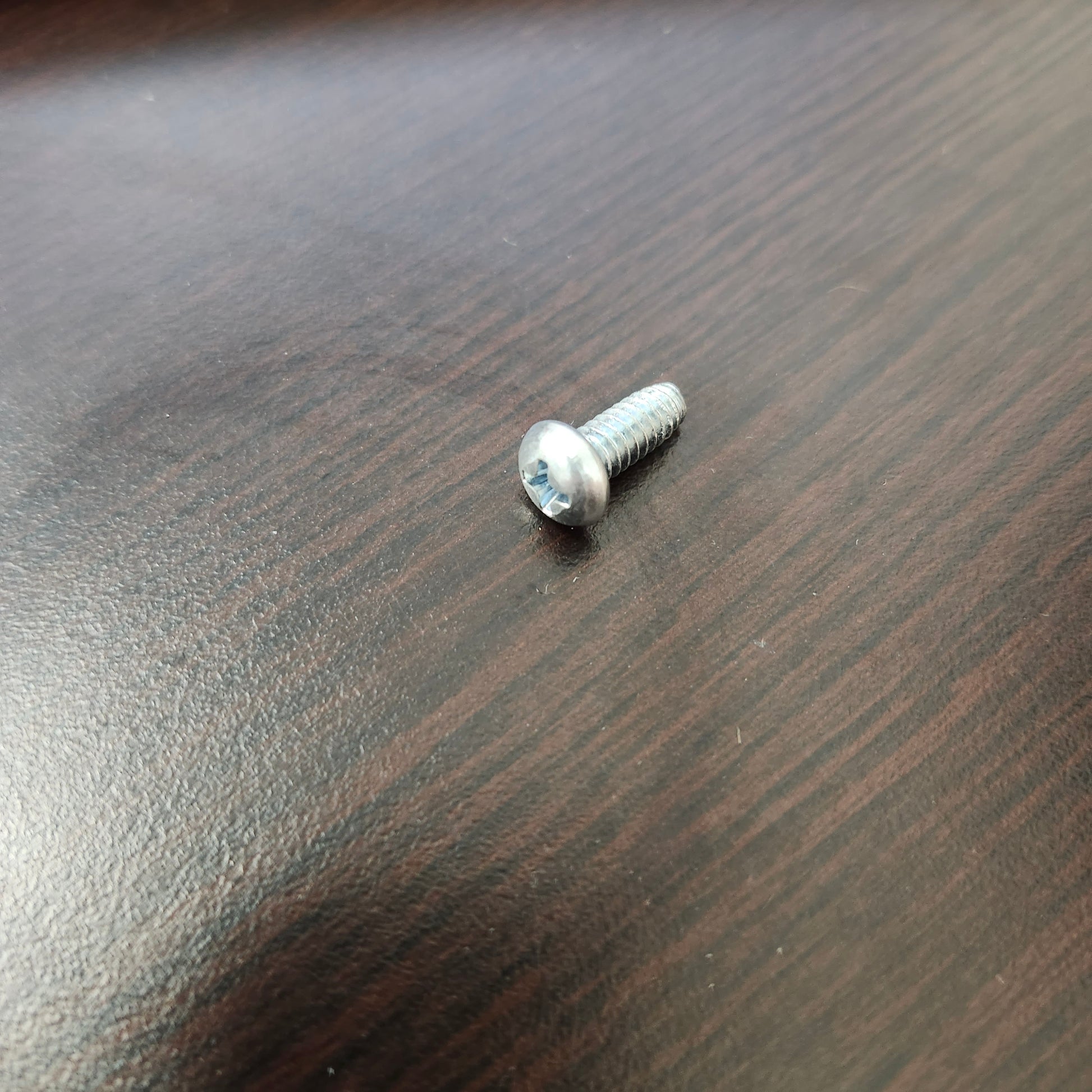 #2661W pan head self tapping screw

Genuine Harley-Davidson products