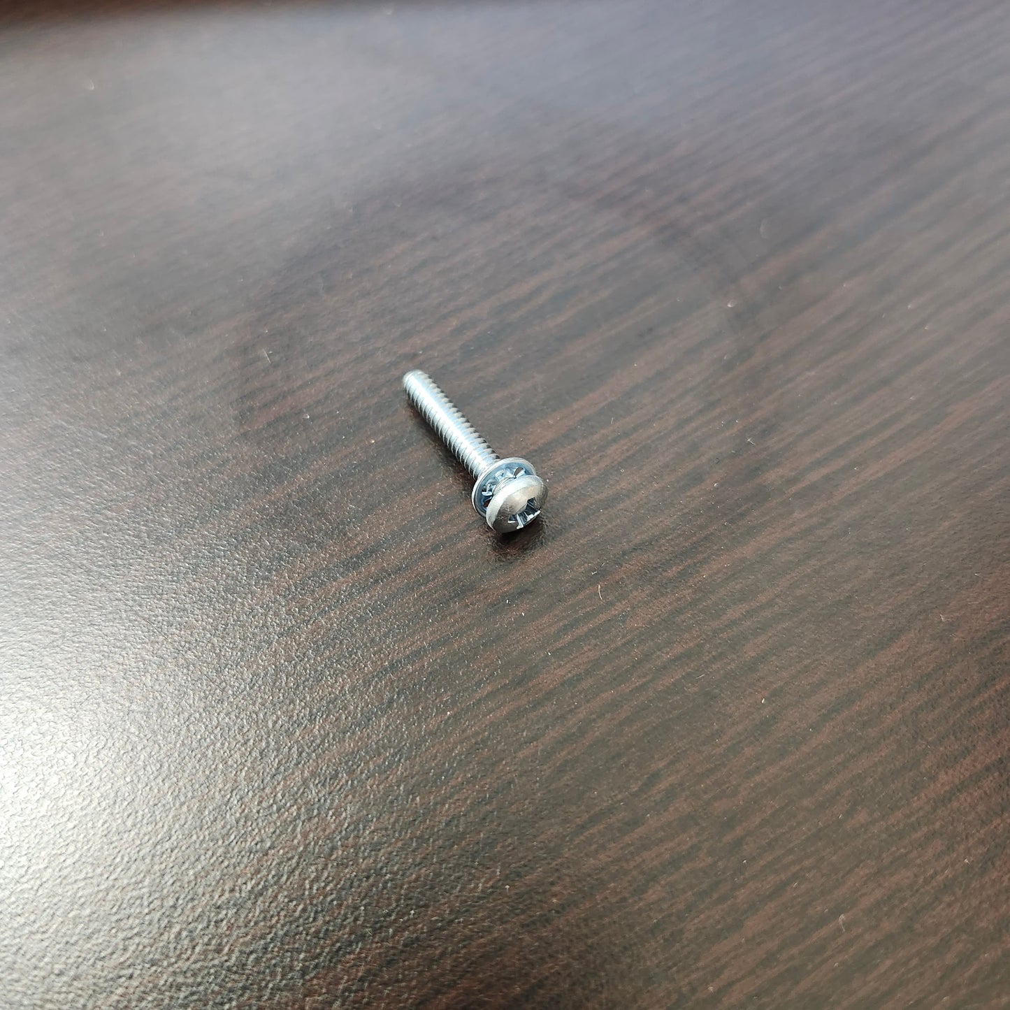 #2559 Hand control switch screw with washer

Genuine Harley-Davidson product

Size is 6-32 X 24
