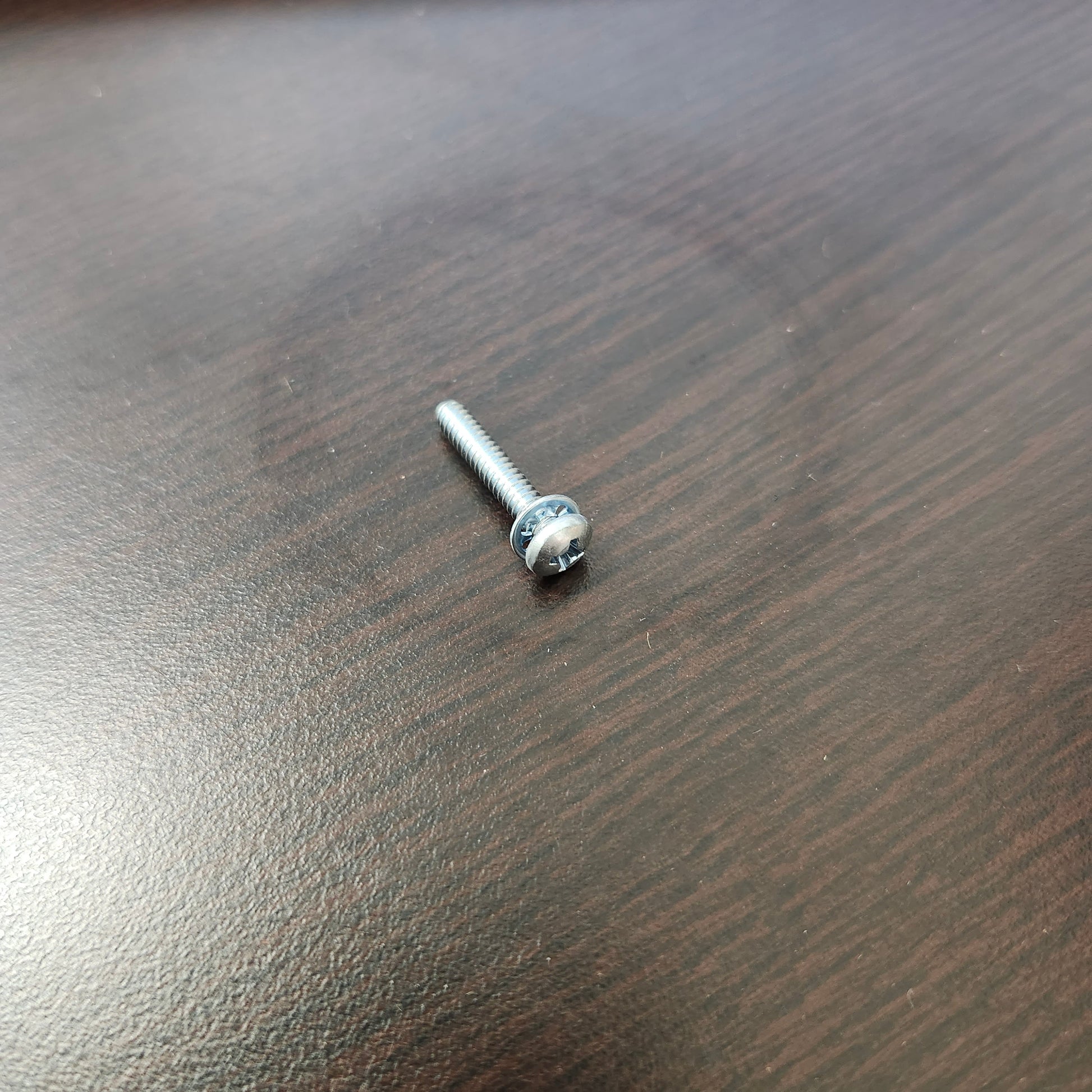 #2559 Hand control switch screw with washer

Genuine Harley-Davidson product

Size is 6-32 X 24
